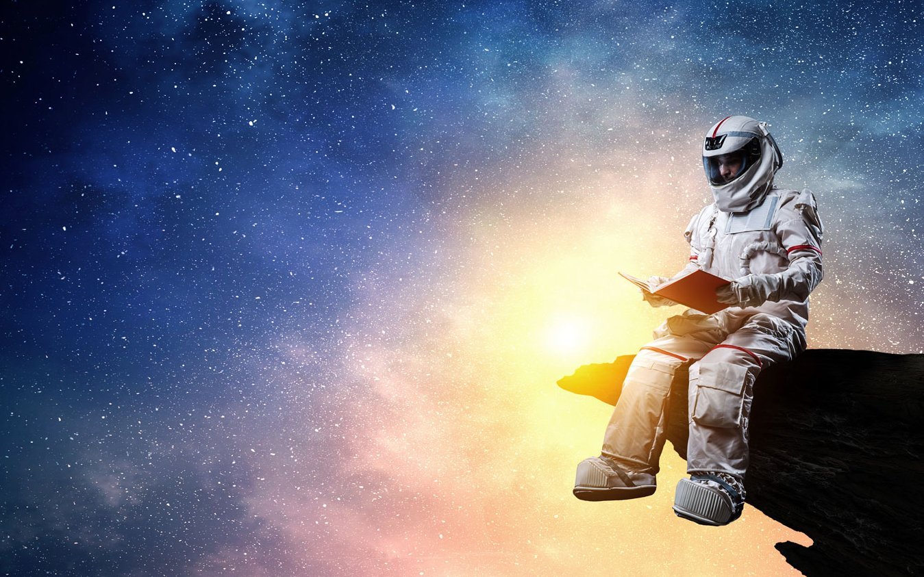 Auf einem Felsvorsprung sitzt ein Astronaut, der ein Buch in der Hand hält. Im Hintergrund ist ein Galaxie in schillernden Farben abgebildet.