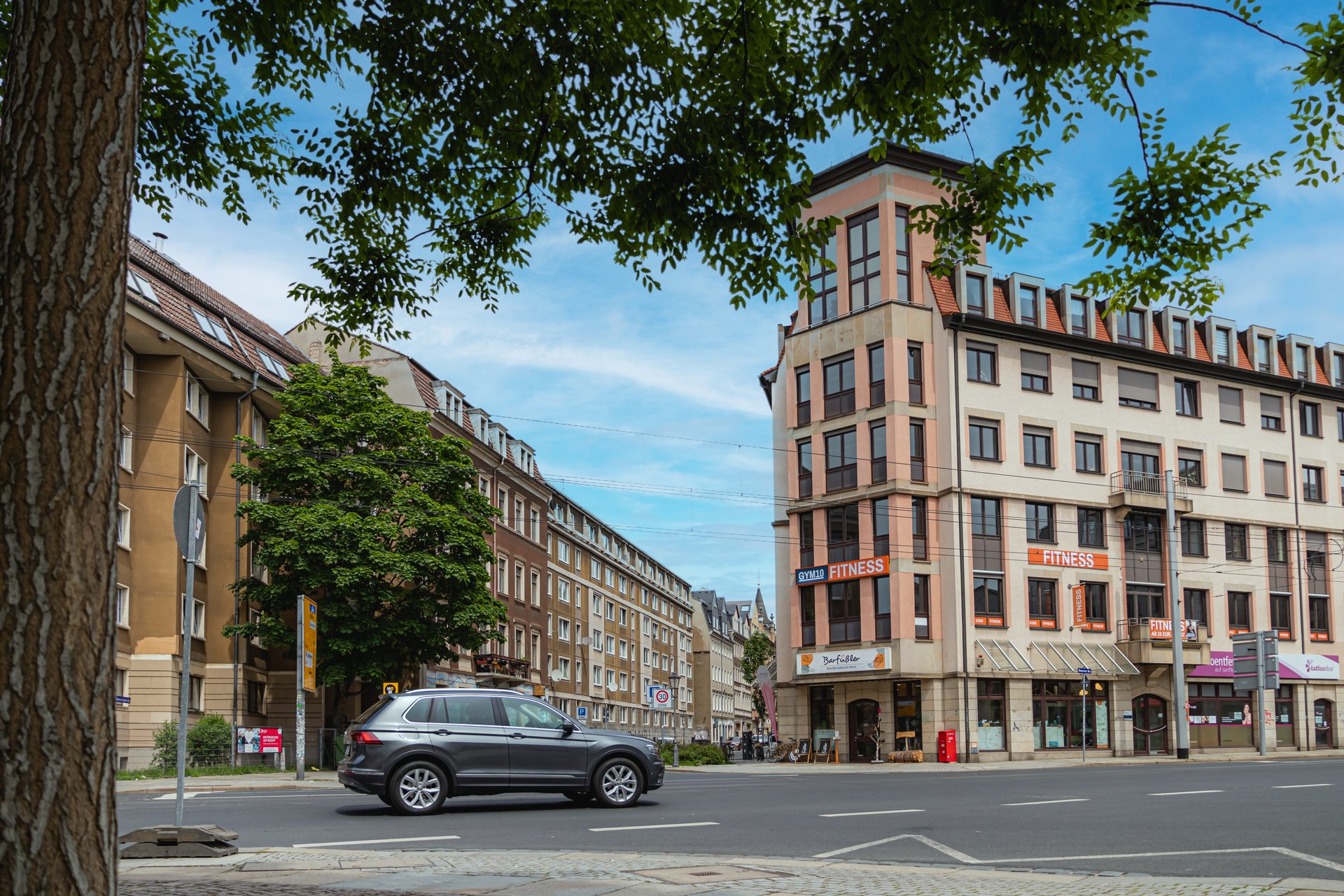 Außenfassade des Davitec Büros in Dresden, Neustadt. Im Vordergrund fährt ein Auto.